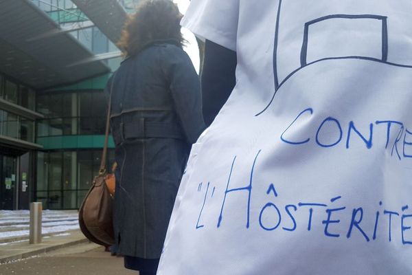 Des salariés du secteur de la psychiatrie ont manifesté devant l’ARS (Agence Régionale de Santé) à Dijon mardi 2 avril 2019. 