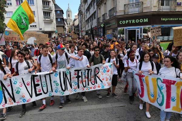 Une partie du cortège des "jeunes pour le climat" , ce vendredi 24 mai 2019