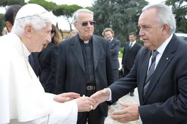 Le pape Benoit XVI et Patrick Gruau, PDG du groupe Gruau, lors de la cérémonie de remise de la voiture