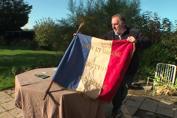 Drapeau retrouvé dans une salle des ventes et restitué à la commune de Sainte-Même le 11 novembre 2021