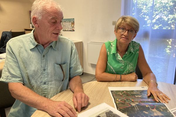 Jean-Michel Lothoré, membre du collectif Loutre Landévant-Landaul et Dominique Ollivier-Frankel, maire de Landaul.