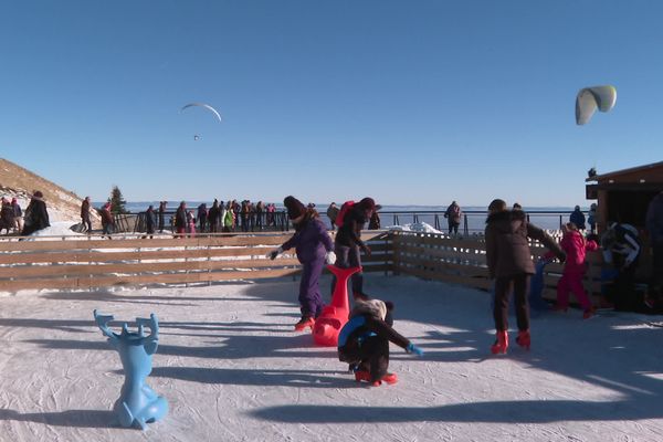 Pour les vacances, une patinoire est installée au sommet du puy de Dôme.