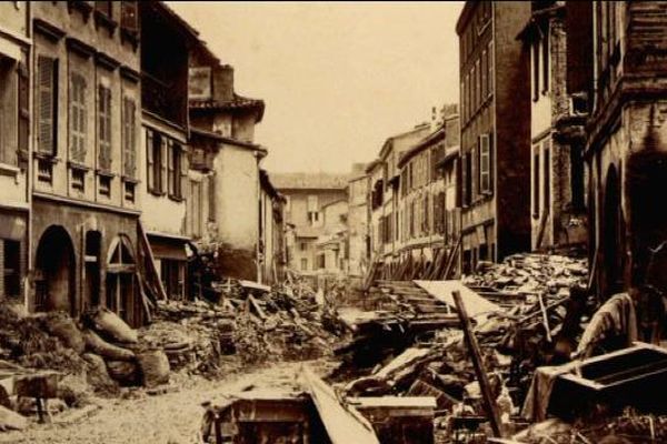 1400 maisons se sont effondrées dans le quartier Saint-Cyprien, après la brusque montée des eaux, dans a nuit du 23 au 24 juin 1875. 