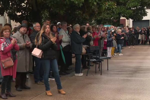 Plusieurs centaines de personnes étaient présentes pour un dernier hommage civil à leur maire, décédée brutalement dans la nuit du 23 au 24 septembre 2022.