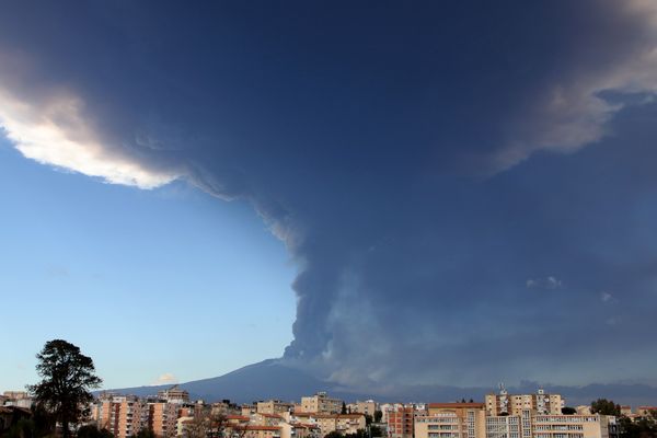 Italie : l'Etna crache des cendres, l'aéroport de Catane perturbé.