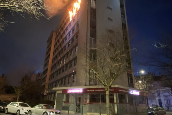 Les flammes ont envahi deux appartements à Reims, bd St Marceaux.