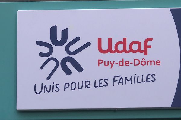 A l'UDAF du Puy-de-Dôme, à Clermont-Ferrand, des salariés réclament des hausses de salaire. Ils ont été exclus du Ségur de la santé.