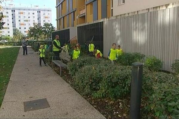 Quartier de Marbé à Mâcon, petits et grands sont associés à une opération de ramassage des déchets au pied de leurs immeubles.