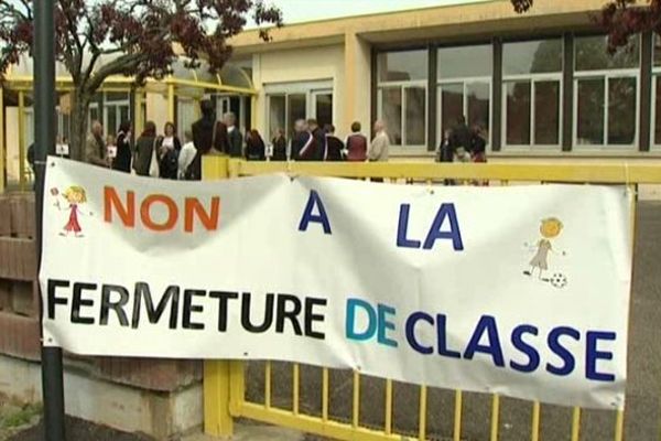 Banderole de protestation mardi matin devant l'école de Kirchberg