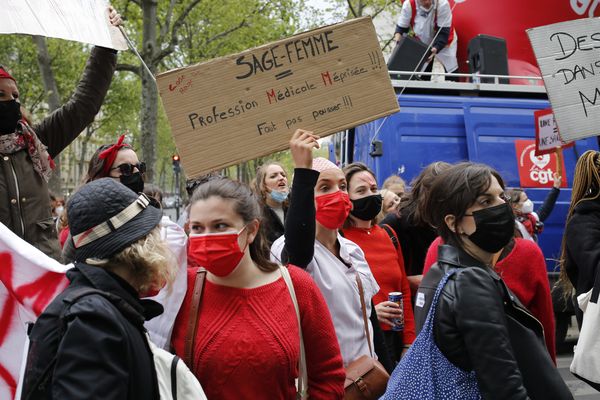 Des manifestations avaient déjà eu lieu en mai 2021 : des sages-femmes sont devant le ministère de la santé lors de la journée internationale de la sage-femme pour demander une rémunération "à la hauteur de leurs compétences", plus de reconnaissance et de meilleures conditions de travail. 5 mai 2021, Paris.