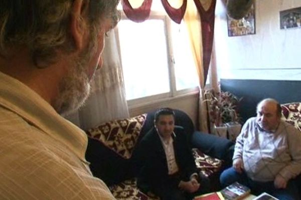 Ali Sahiti est à la caméra tandis que Kérim Néséri interroge son père Vehbi sur les souvenirs douloureux du Kosovo.