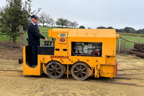 Gilles Couleard aux commandes d'un de ses trains à voies étroites