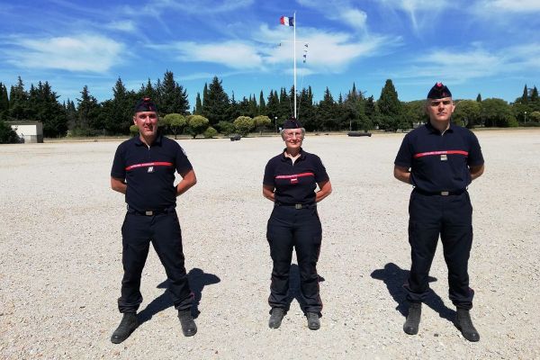 Les trois pompiers tarnais choisis pour la cérémonie du 14 juillet, place de la Concorde à Paris.