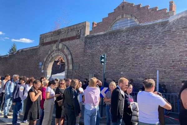 La foule se presse devant la prison Jacques Cartier à Rennes, ouverte à l'occasion des Journées du Patrimoine