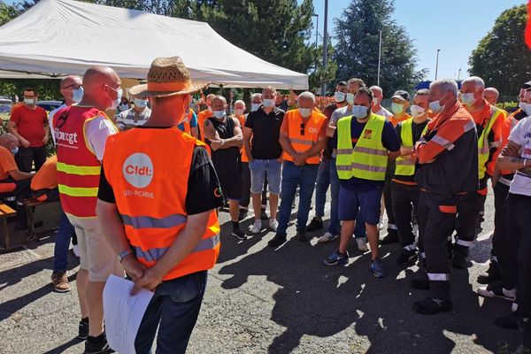 Environ 50 salariés étaient en grève ce matin sur le site de Saint-Just-en-Chaussée