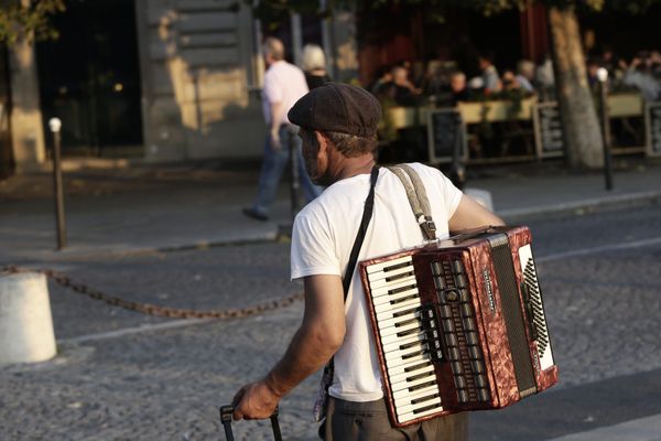 Un ou une accordéoniste viendra jouer une chanson sur le pas de la porte d'un aîné de La Tour du Pin.