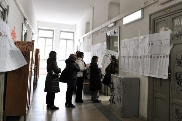 Des Italiens se pressent aux bureaux de vote.