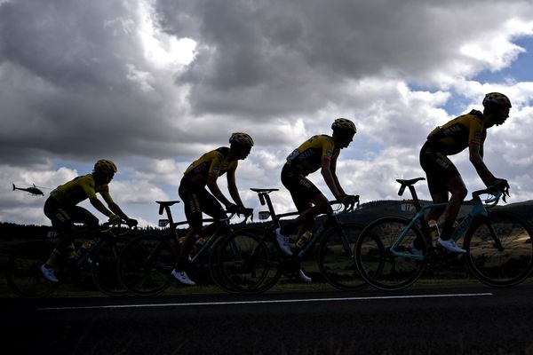 Des cyclistes lors de la 13e étape du Tour de France entre Chatel-Guyon et Puy Mary.