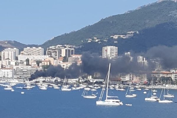 Un bateau a pris feu ce lundi dans le port d'Ajaccio.