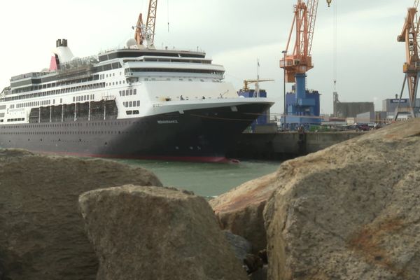 Le Renaissance, premier paquebot de la Compagnie française de croisières, est en travaux à Brest.