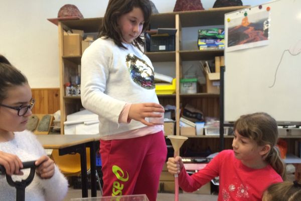 Le muséum d'Aurillac organise des ateliers pour que les enfants percent les secrets des volcans. 