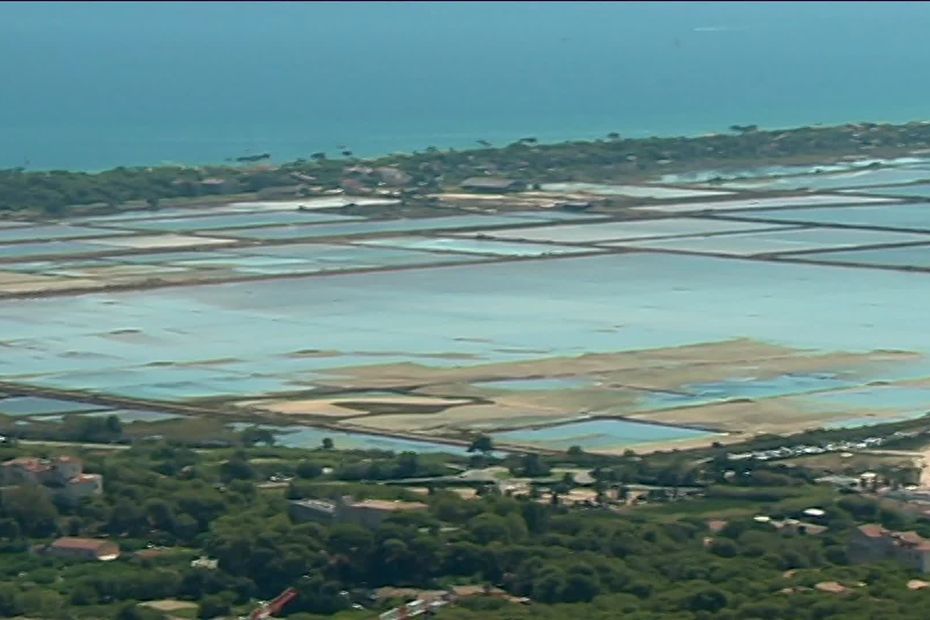 “The Rare Double Tombolo Threatened by Erosion and Climate Change: Debate Over Solutions for Giens Peninsula on the Rise”