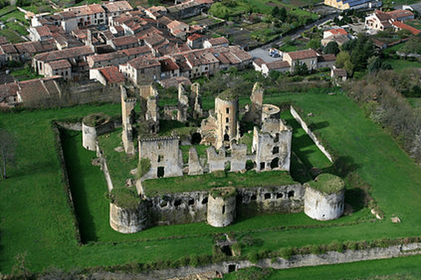 Avis aux amateurs, le château de Lagarde en Ariège est à donner.