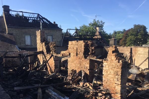 Un violent incendie a détruit plusieurs habitations à Trédion