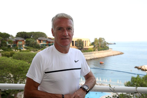 Didier Deschamps profite de vacances bien méritées, d'abord à Monaco puis à Saint-Tropez.