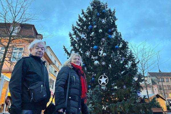 Josée et Jean-Marie n'ont pas pu résister à l'envie de venir voir sur place leur ancien sapin décoré.