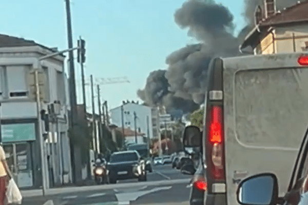 Un impressionnant nuage de fumée s'est élevé lundi 5 août en début de soirée au nord de Toulouse (Haute-Garonne).