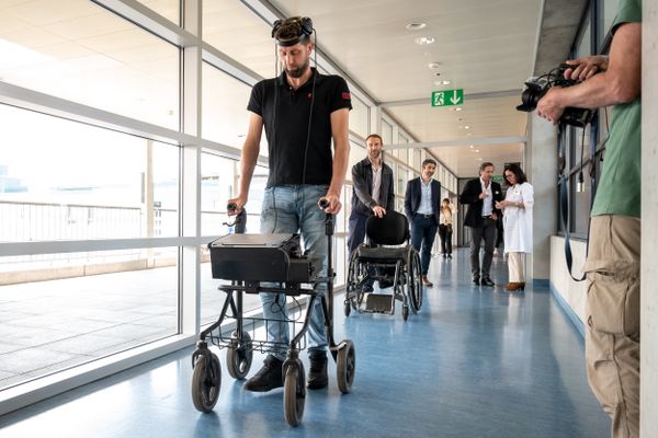 Gert-Jan remarche avec un déambulateur.