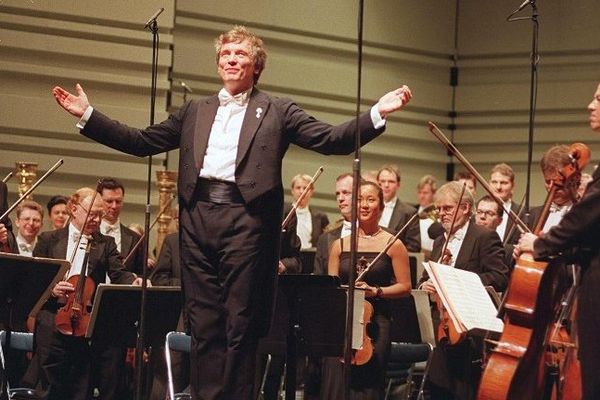 Le chef d'orchestre Michael Schonwandt salue le public après avoir dirigé le Bolero de Ravel, à la tête de l'Orchestre Royal du Danemark - archives