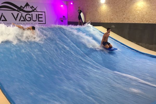 Un espace indoor a ouvert à Échirolles pour faire de la glisse sur une vague artificielle.