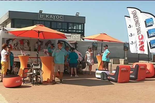 Les bénévoles de l'association AVC tous concernés font la tournée des plages cet été pour sensibiliser les touristes sur les accidents vasculaires cérébraux. Lundi, leur caravane a stationné à Lacanau, mercredi, elle sera à Arcachon.