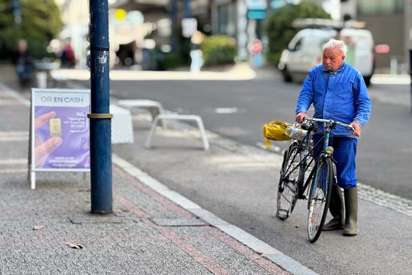 L'homme en bleu est décédé des suites d'un accident de la circulation. Depuis l'annonce de ce drame, les habitants de Limoges sont très nombreux à lui rendre hommage.