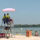 La plage citadine de Bègles, située en périphérie de Bordeaux, en Gironde, bénéficie d'un poste de secours et d'une zone de baignade surveillée. Chaque été, elle accueille 80 000 personnes.