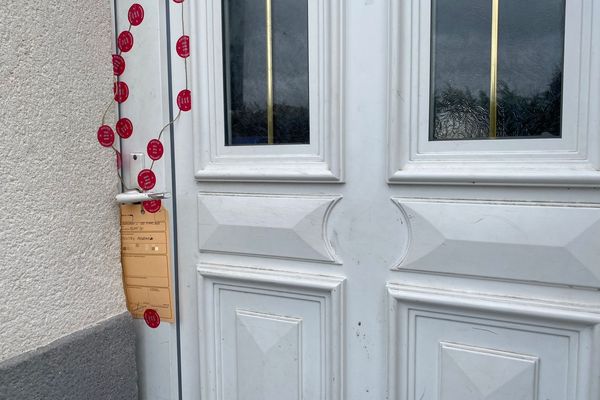 Un scellé est visible sur la porte de la maison où a été tuée Nadège B., à Béthune.