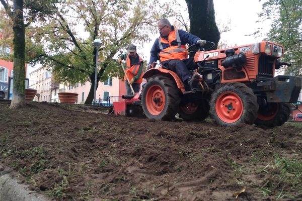 Mercredi 31 octobre, les pelouses de la place de la Barre à Mâcon sont labourées pour préparer la plantation de sapins de Noël, et empêcher l'installation de migrants