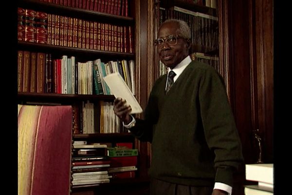 Léopold Sédar-Senghor dans la bibliothèque de sa maison à Verson, près de Caen