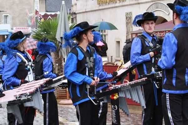 Chaque année, au mois de novembre, rois jours de festivités accompagnent la célèbre vente aux enchères des vins des Hospices de Beaune, en Côte-d'Or. 