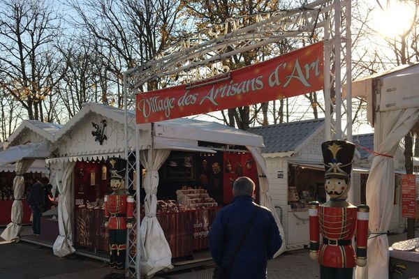 Le "village des artisans" sert de vitrine "made in France" pour le marché des Champs-Elysées.