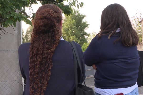 Si l'idée de généraliser l'uniforme dans les écoles de France fait débat, certains établissements ont déjà opté pour cette option. Ainsi, dans l'école privée Notre-Dame-de-la-Providence à Ussel en Corrèze, c'est polo blanc et pull marine pour tous depuis le 5 septembre 2023.