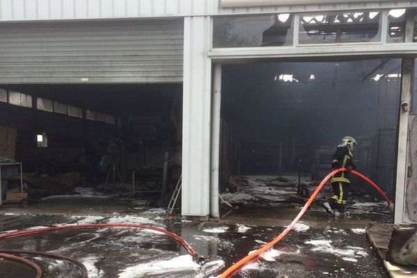 Un Garage Automobile Ravage Par Un Incendie A Toulouse