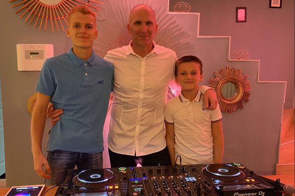 Sylvain Casses alias DJ Cassou et ses deux enfants, Théo et Arthur, se mobilisent pour la bonne cause.