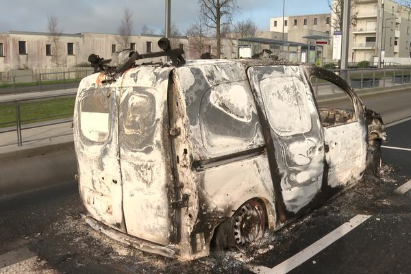 Le véhicule de service Bibus incendié le 22  janvier 2022 à Brest