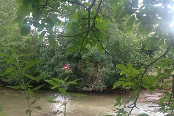 La rivière, la Baïse, longe le camping où a été retrouvé le corps de la fillette