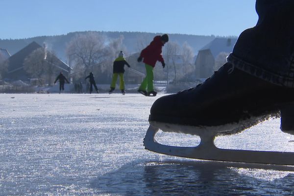 Le patinage est strictement interdit sur les lacs gelés du Haut-Doubs mais beaucoup se risquent malgré tout sur la glace.