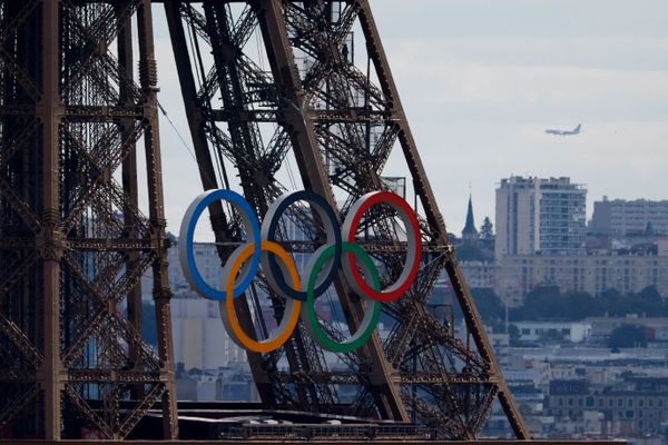 Les anneaux devraient rester sur la Tour Eiffel jusqu'en 2028.