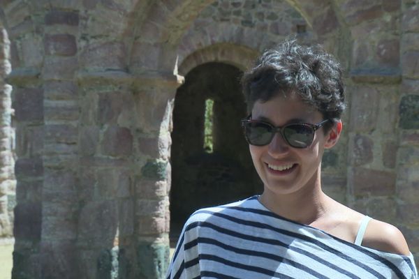 Alice Zeniter devant le Temple de Lanleff